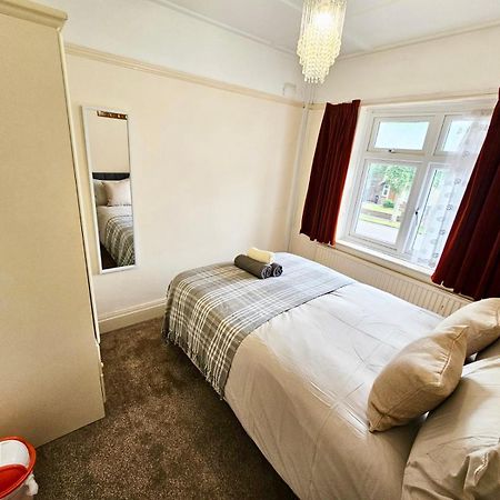 Small Double Room Near Southmead 브리스틀 외부 사진