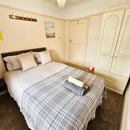 Small Double Room Near Southmead 브리스틀 외부 사진
