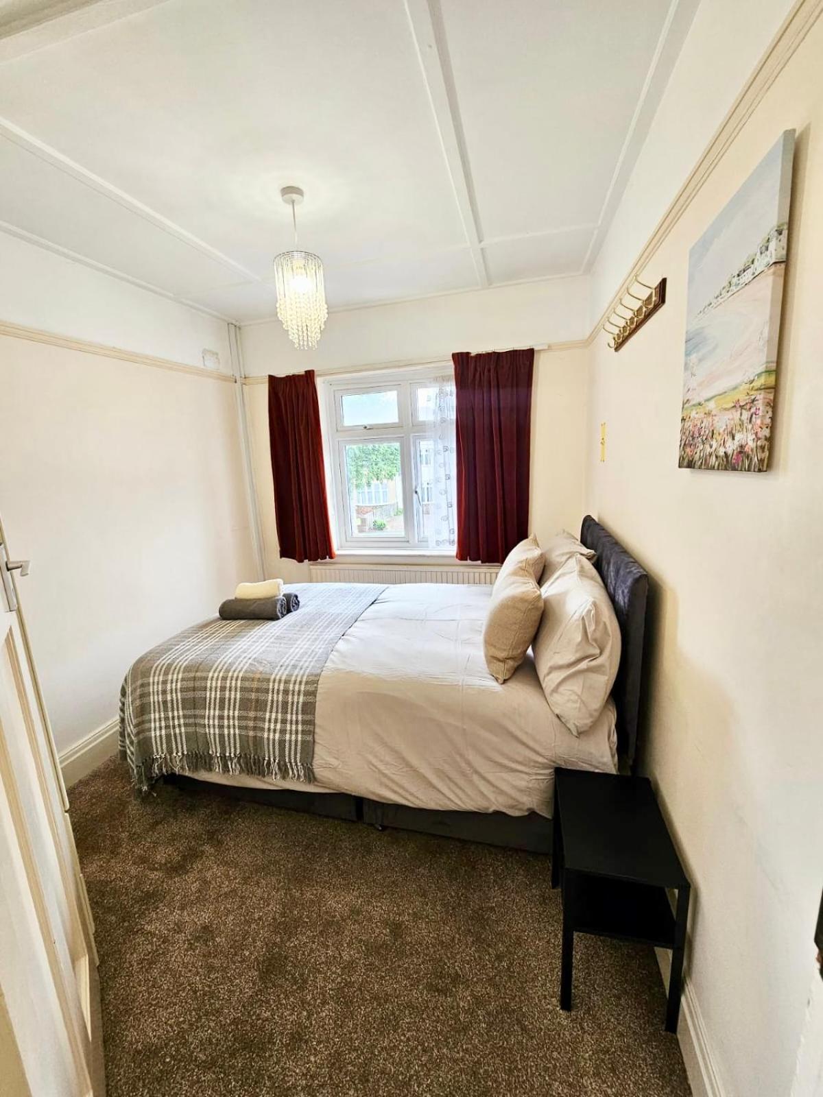 Small Double Room Near Southmead 브리스틀 외부 사진
