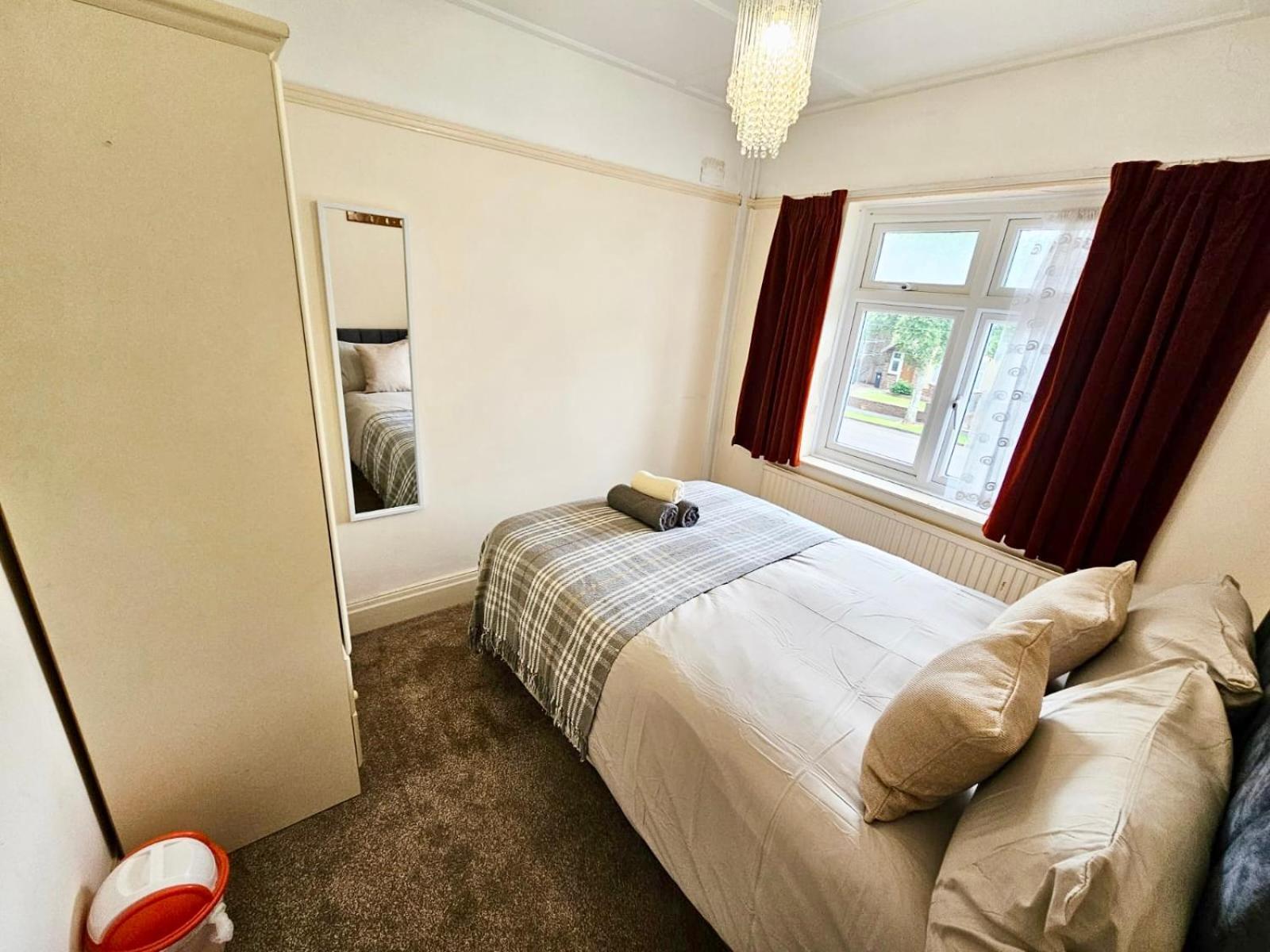 Small Double Room Near Southmead 브리스틀 외부 사진