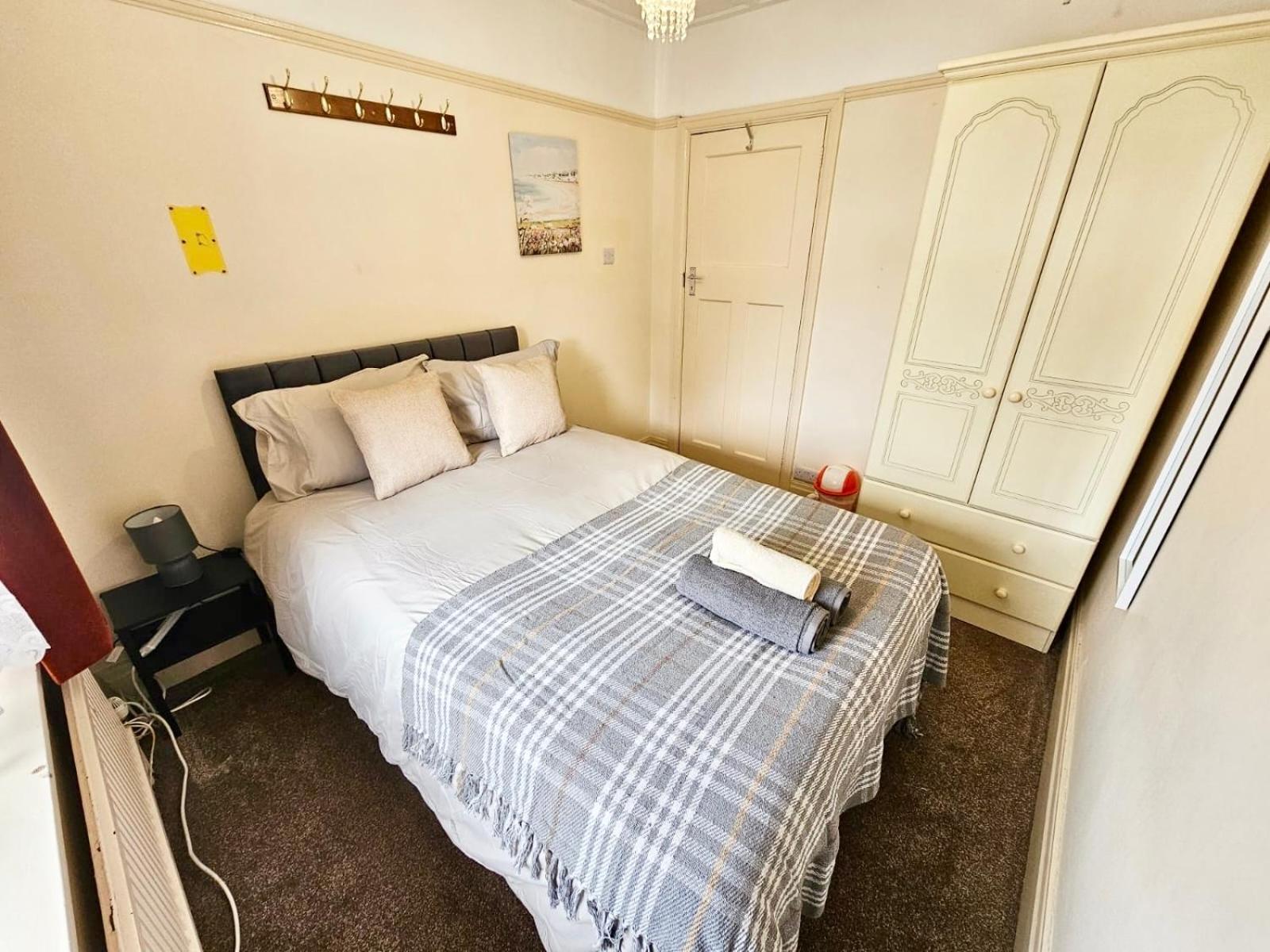 Small Double Room Near Southmead 브리스틀 외부 사진
