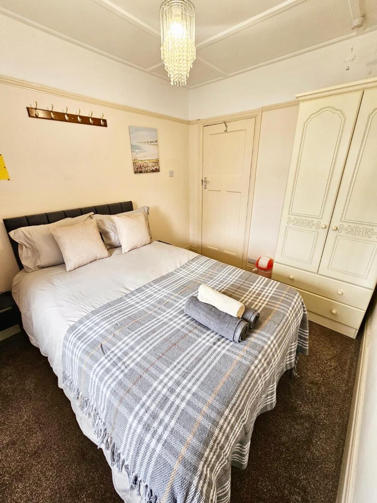 Small Double Room Near Southmead 브리스틀 외부 사진