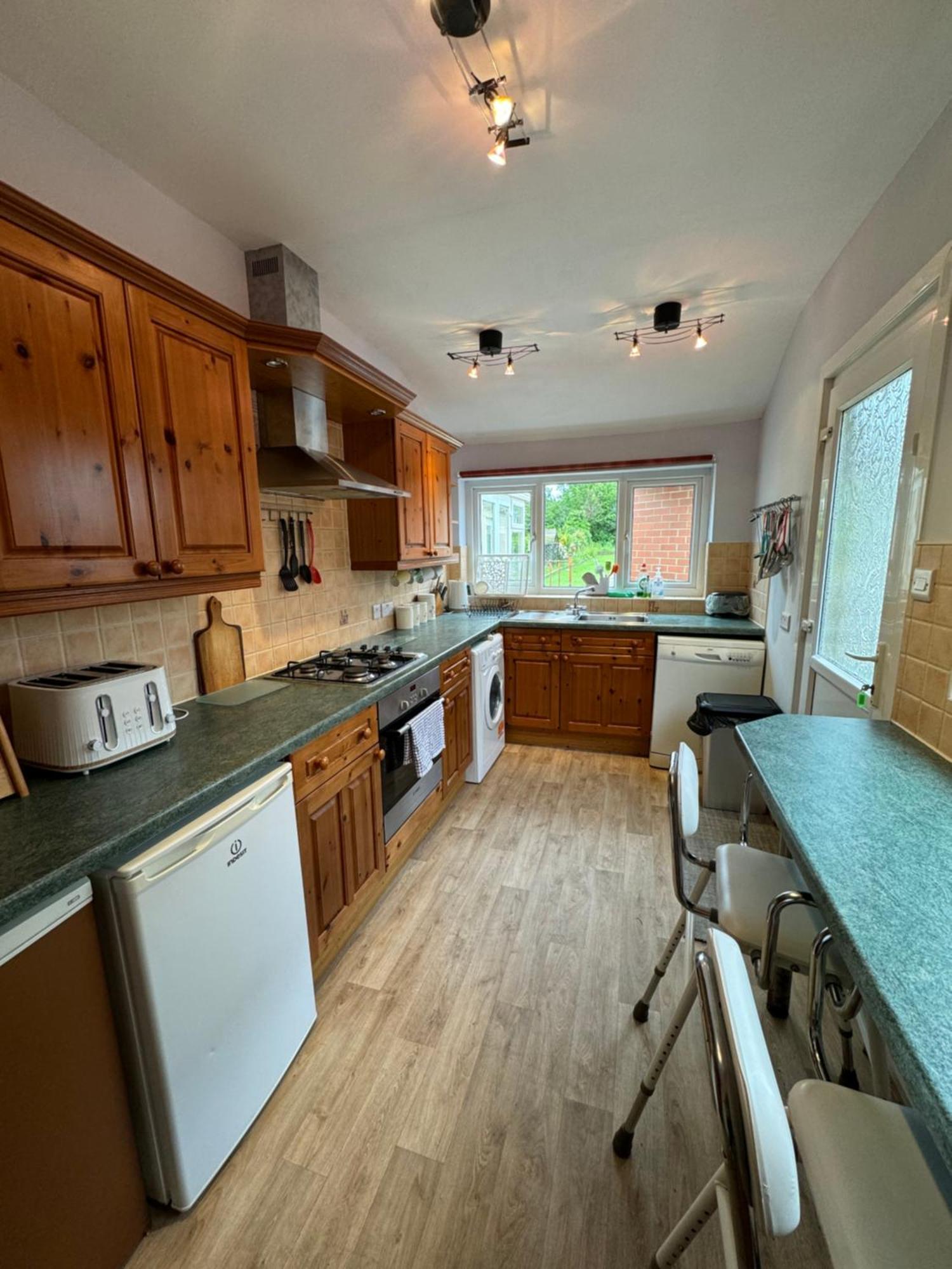 Small Double Room Near Southmead 브리스틀 외부 사진